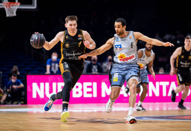 随着双方在 随着双方在